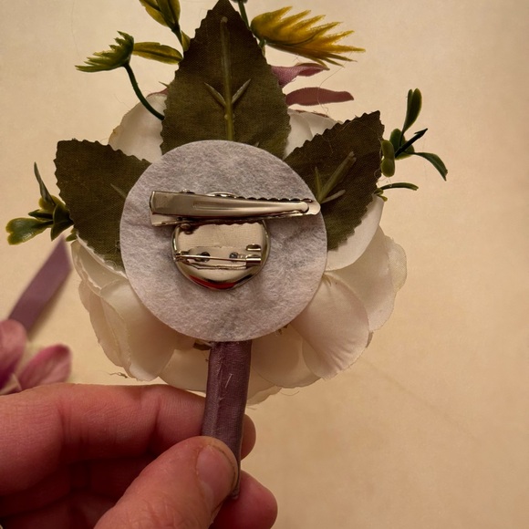 New Silk Floral Corsage and Boutonnière Set - Picture 4 of 6